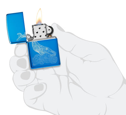 Zippo Feuerzeug Wal Design glänzend hellblau mit einem eingravierten Wal mit runden Wellen geöffnet mit Flamme in stilisierter Hand