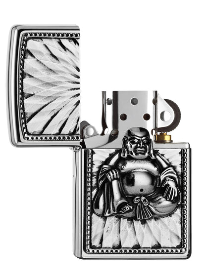 Zippo Feuerzeug Frontansicht ¾ Winkel gebürstetes Chrom geöffnet mit sitzendem silberfarbenen Buddha Emblem