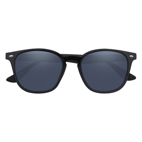 Zippo Sonnenbrille Frontansicht mit leicht abgerundetem eckigem Rahmen in schwarz mit weißem Zippo Logo