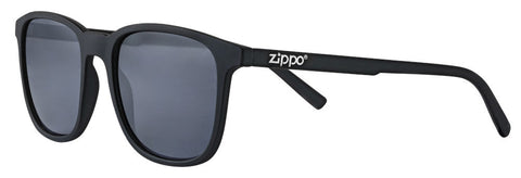 Zippo Sonnenbrille Frontansicht ¾ Winkel mit schwarzen Gläsern und schmalem eckigem Rahmen in schwarz mit weißem Zippo Logo