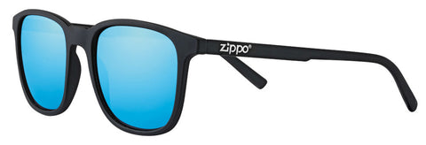 Zippo Sonnenbrille Frontansicht ¾ Winkel mit hellblauen Gläsern und schmalem eckigem Rahmen in schwarz mit weißem Zippo Logo