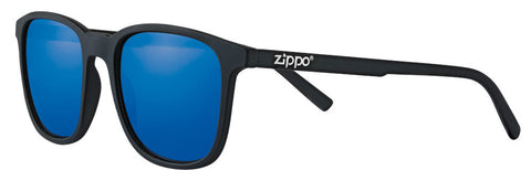 Zippo Sonnenbrille Frontansicht ¾ Winkel mit dunkelblauen Gläsern und schmalem eckigem Rahmen in schwarz mit weißem Zippo Logo
