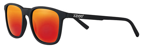 Zippo Sonnenbrille Frontansicht ¾ Winkel mit orangefarbenen Gläsern und schmalem eckigem Rahmen in schwarz mit weißem Zippo Logo