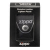 Frontansicht Zippo Lederpouch schwarz mit Zippo Logo und Druckknopf in Verpackung