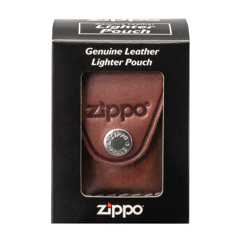 Frontansicht Zippo Lederpouch braun mit Zippo Logo und Druckknopf in Verpackung
