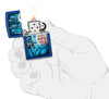 Zippo Feuerzeug Retro Futuristic Royal Blau Pinup Frau mit Strahlenpistole Web Debut geöffnet mit Flamme in stilisierter Hand
