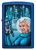 Frontansicht Zippo Feuerzeug Retro Futuristic Royal Blau Pinup Frau mit Strahlenpistole Web Debut