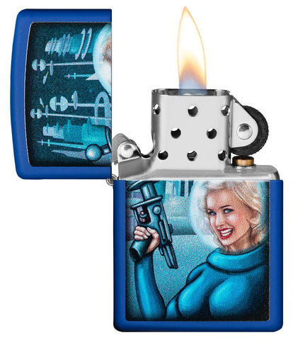 Zippo Feuerzeug Retro Futuristic Royal Blau Pinup Frau mit Strahlenpistole Web Debut geöffnet mit Flamme
